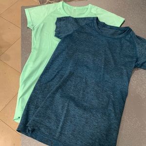 No tags but most positive they are size 6. Light green & dark blue - no stains